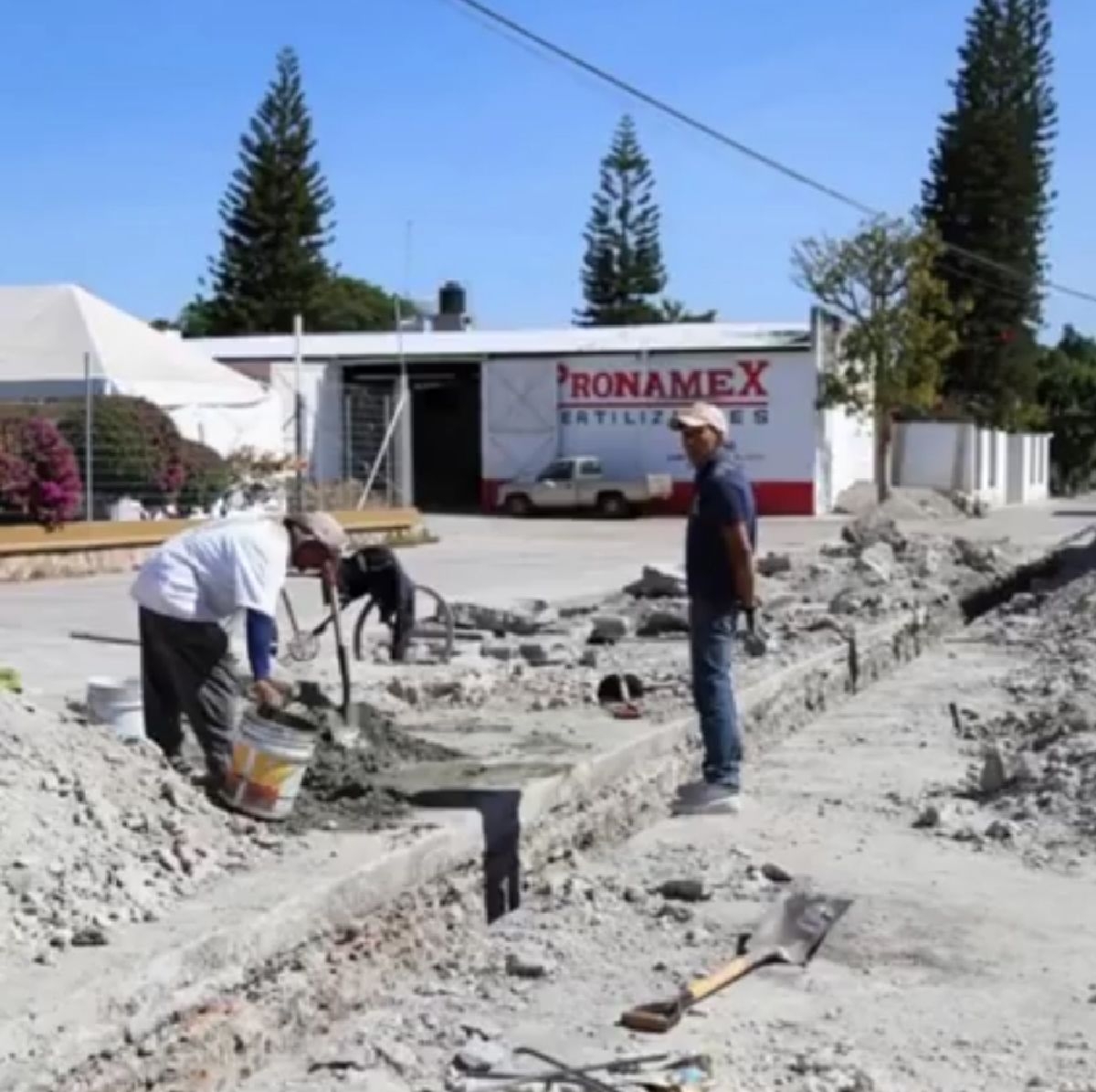 Avanza rehabilitación de drenaje en calle Zaragoza de Axochiapan