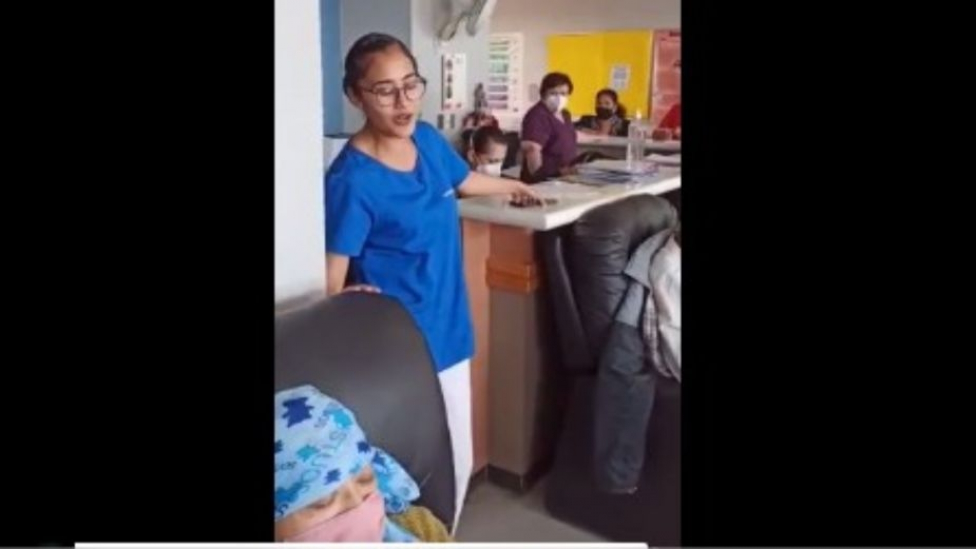 Enfermera del IMSS canta Cielo Rojo para amenizar quimioterapia