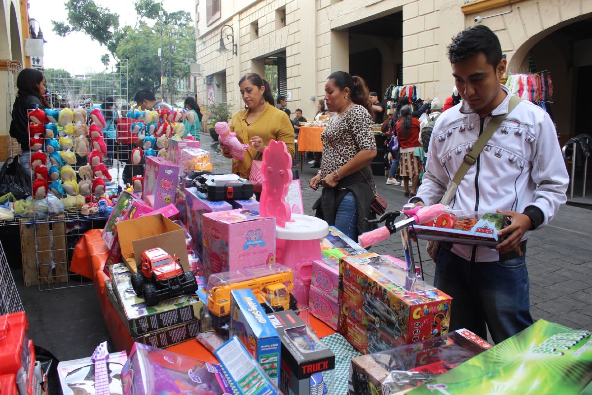Comerciantes ocupan de nuevo la calle de Guerrero