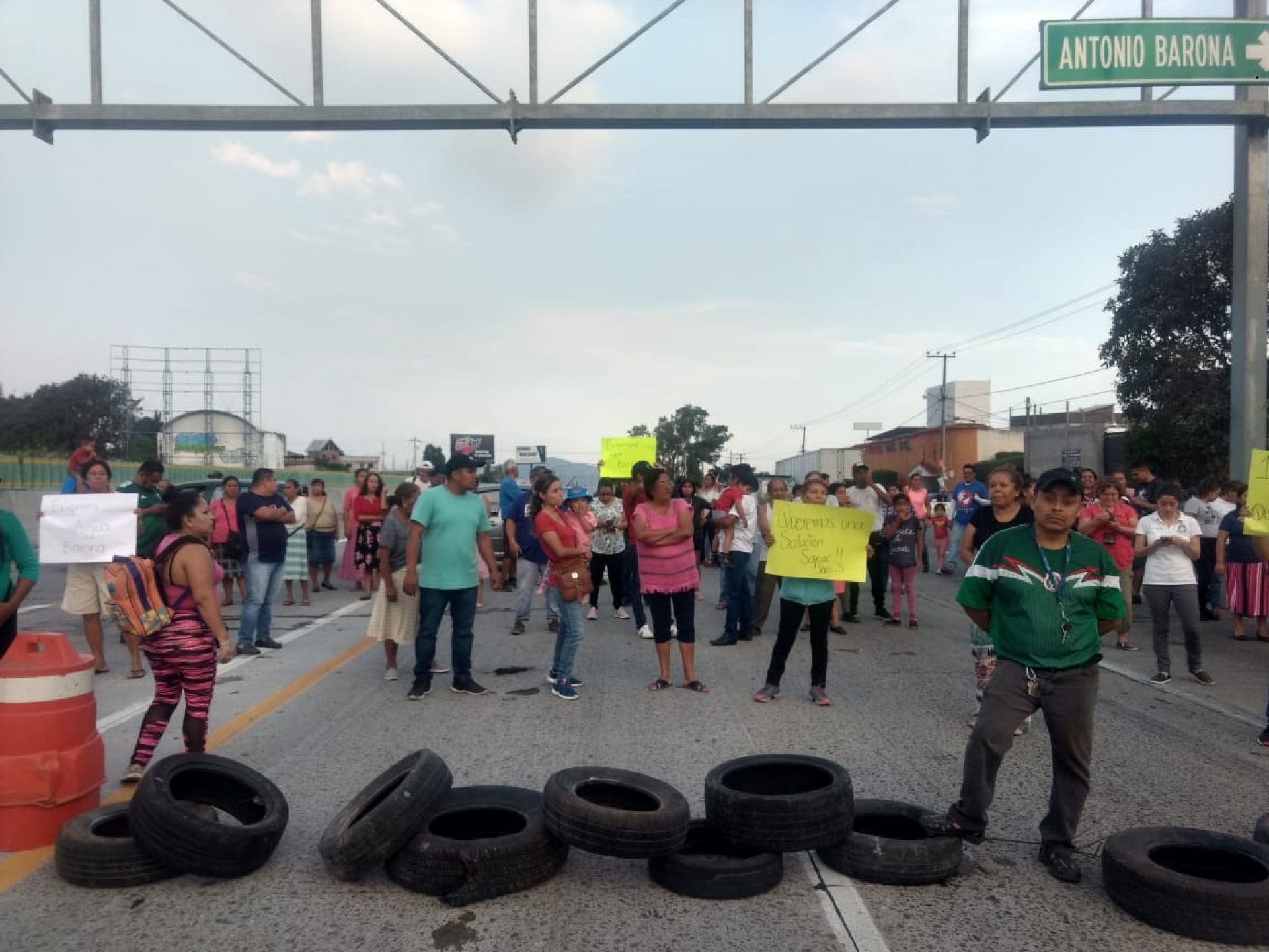 Protestan vecinos de la colonia Antonio Barona en el paso exprés, por falta de agua