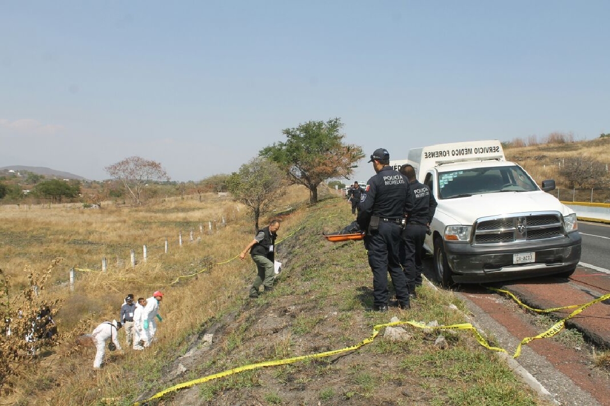 Hallan un cadáver junto a la autopista México-Acapulco