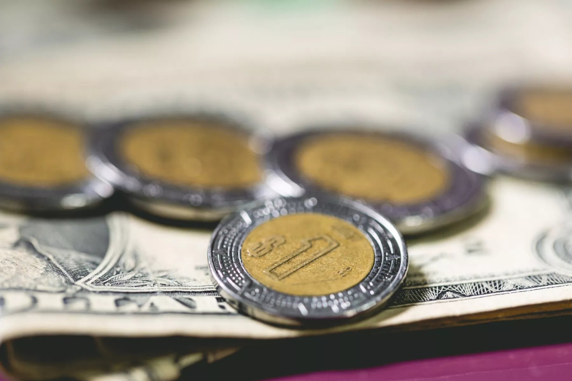Peso vuelve a caer tras ataque contra Donald Trump