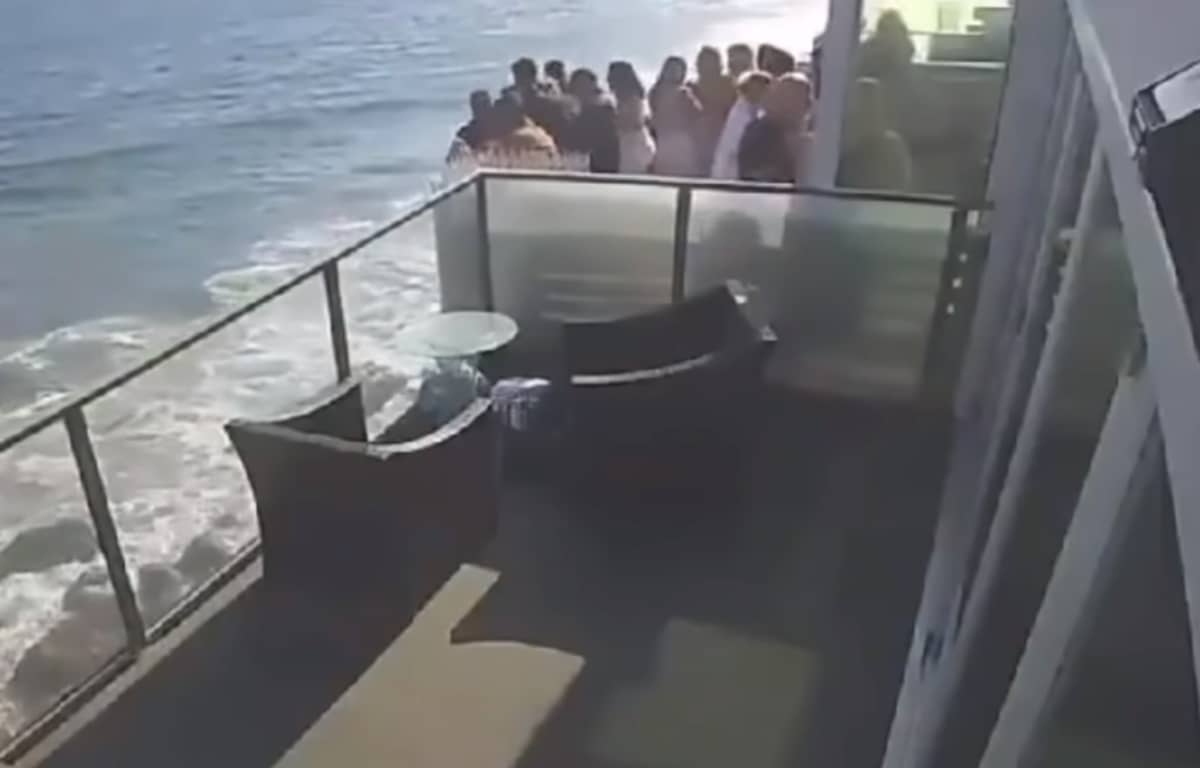 Se desploma balcón con al menos 15 personas en playa Malibú