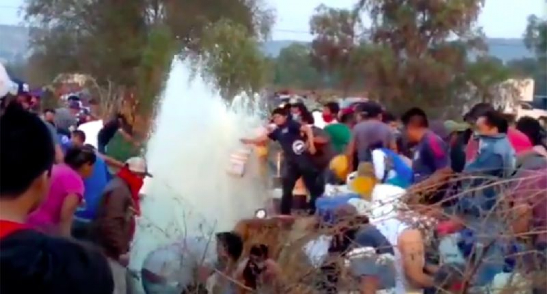 "La gente jugaba y se mojaba con gasolina antes de la explosión"