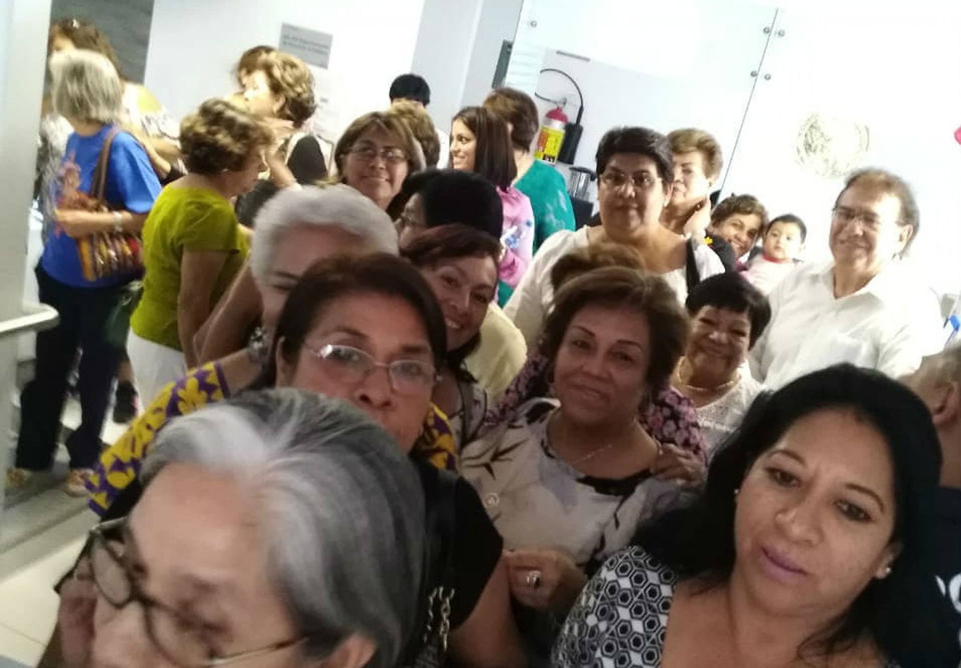 Protestan jubilados en el Instituto de Crédito