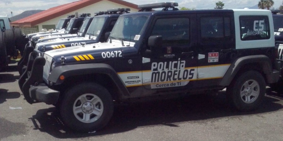 Entregan vehículos y uniformes a policías