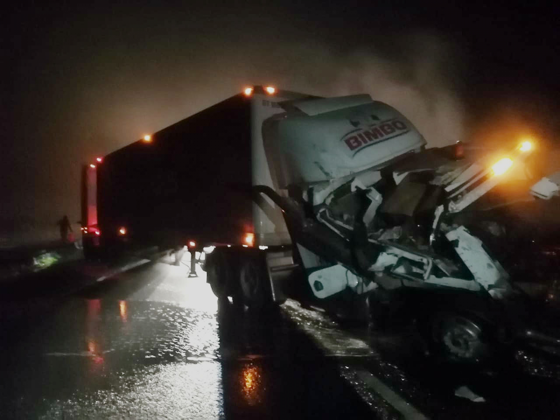 Dos accidentes, de tráileres y camión, se registraron en la autopista México-Cuernavaca