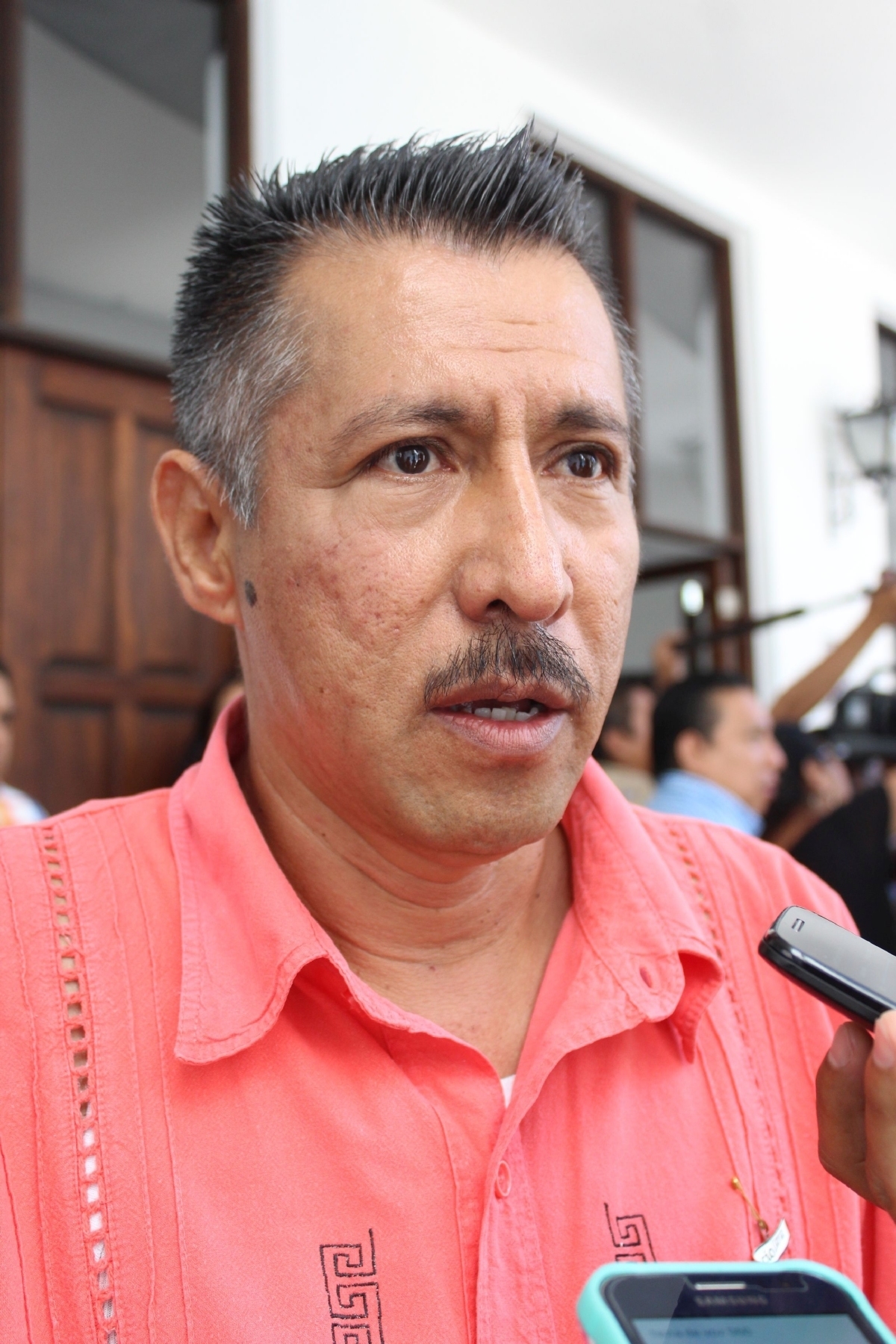 Persisten adeudos a maestros, denuncian