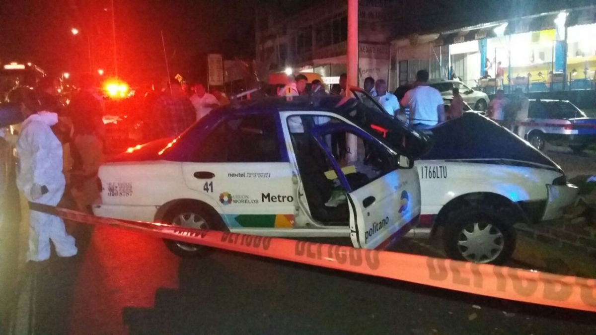 Muere taxista tras desvanecerse y chocar en Acatlipa