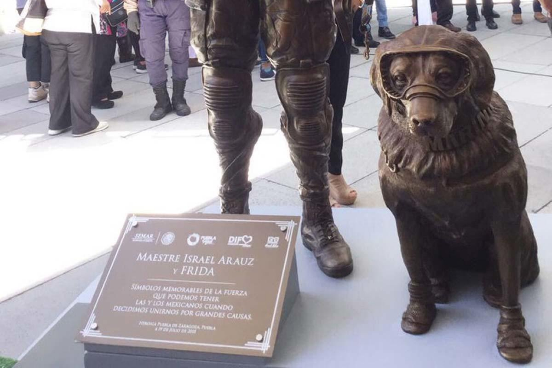 Frida, la perrita rescatista, ya tiene su estatua
