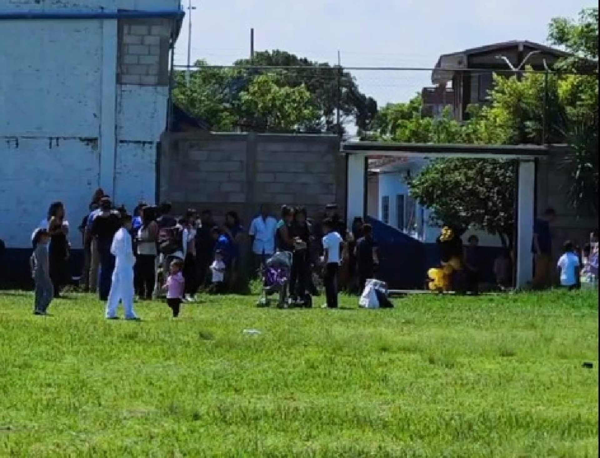 Amenaza de bomba en primaria de Cuautla interrumpe graduación
