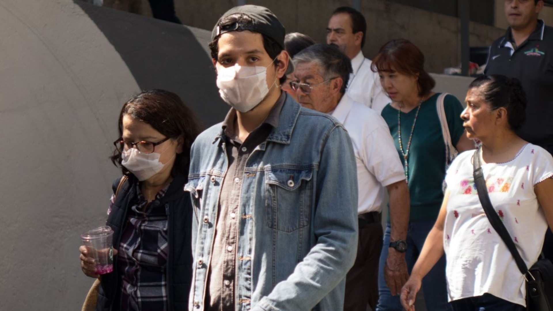 ¿Qué debes hacer en caso de sospechar que contrajiste COVID-19?