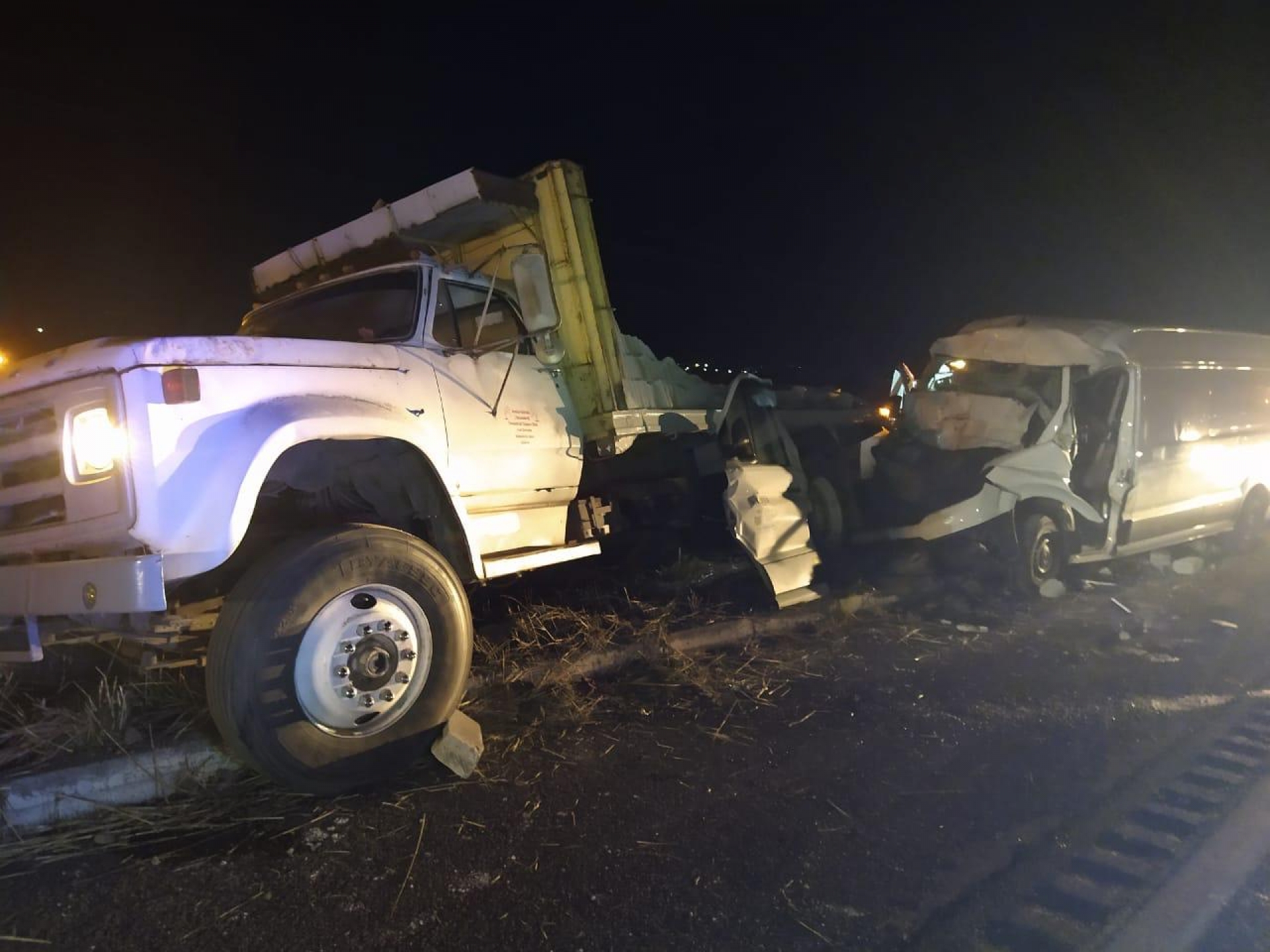 Camioneta y camión de carga se impactaron en autopista Cuautla-Oaxtepec