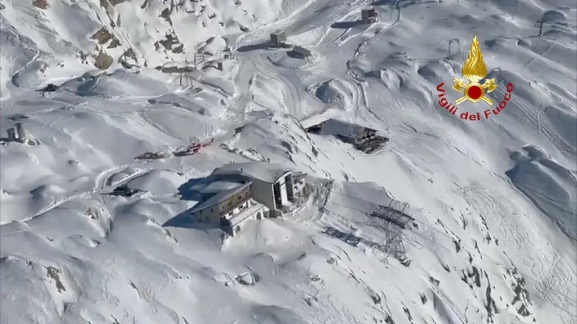 Cerca de 100 personas quedan atrapadas en teleférico de los Alpes italianos