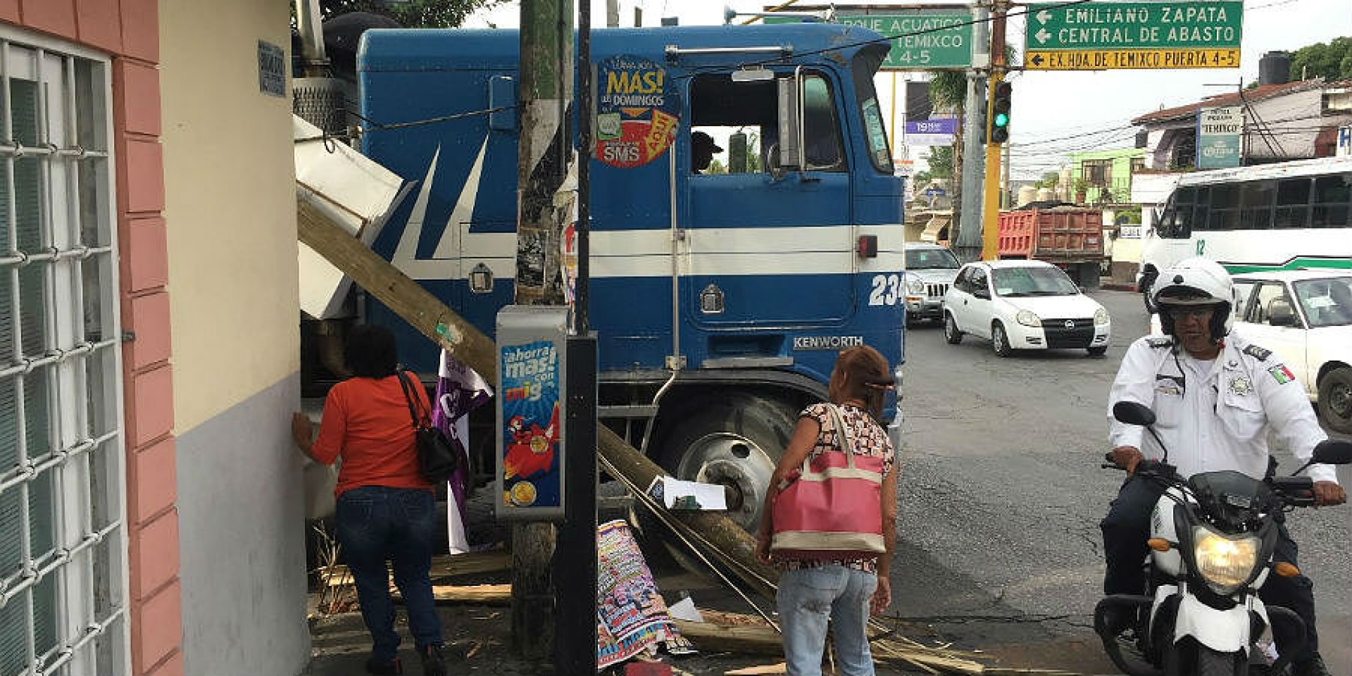 Derriba camión de volteo un poste de teléfono en Temixco