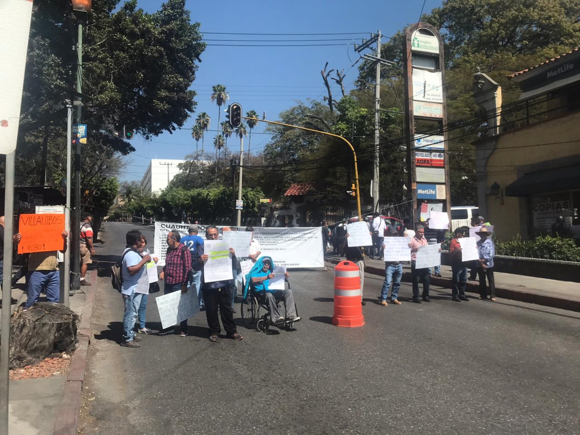 Se manifiestan jubilados del SAPAC; bloquean la avenida Morelos