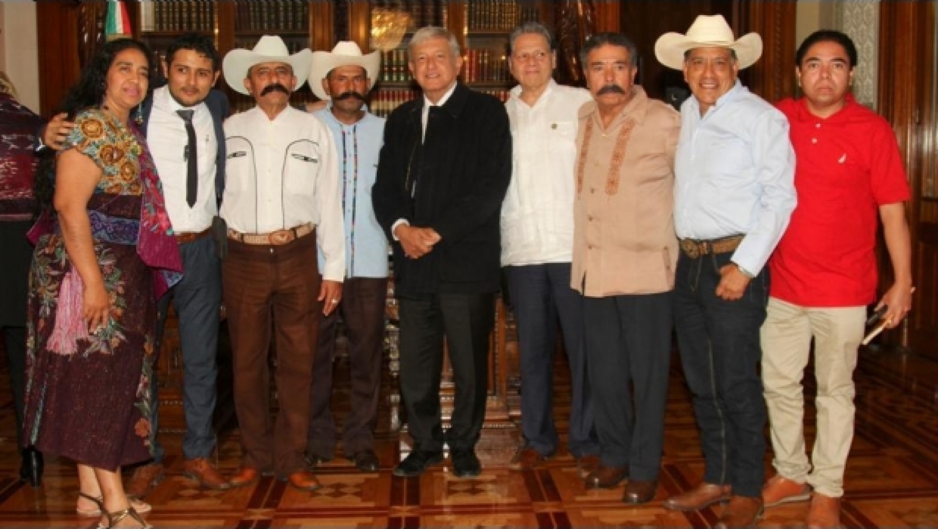 Recibe AMLO a familia de Emiliano Zapata en Palacio Nacional