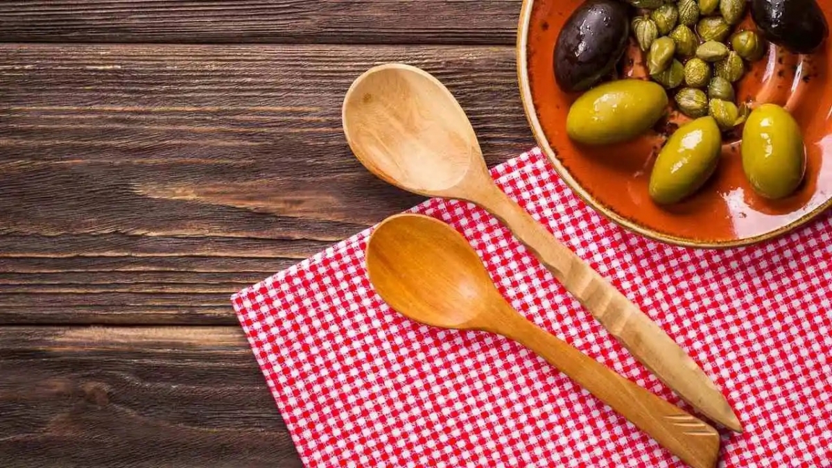 Truco instantáneo para limpiar las cucharas de madera llenas de grasa