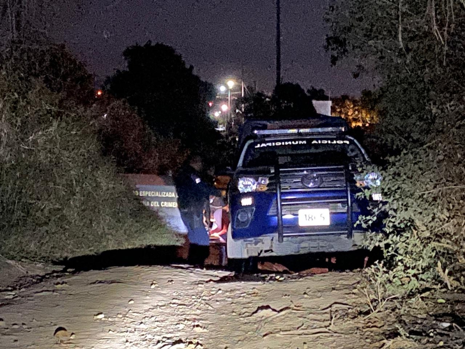 Hallan el cadáver de un hombre en un camino de terracería, en Ocotepec