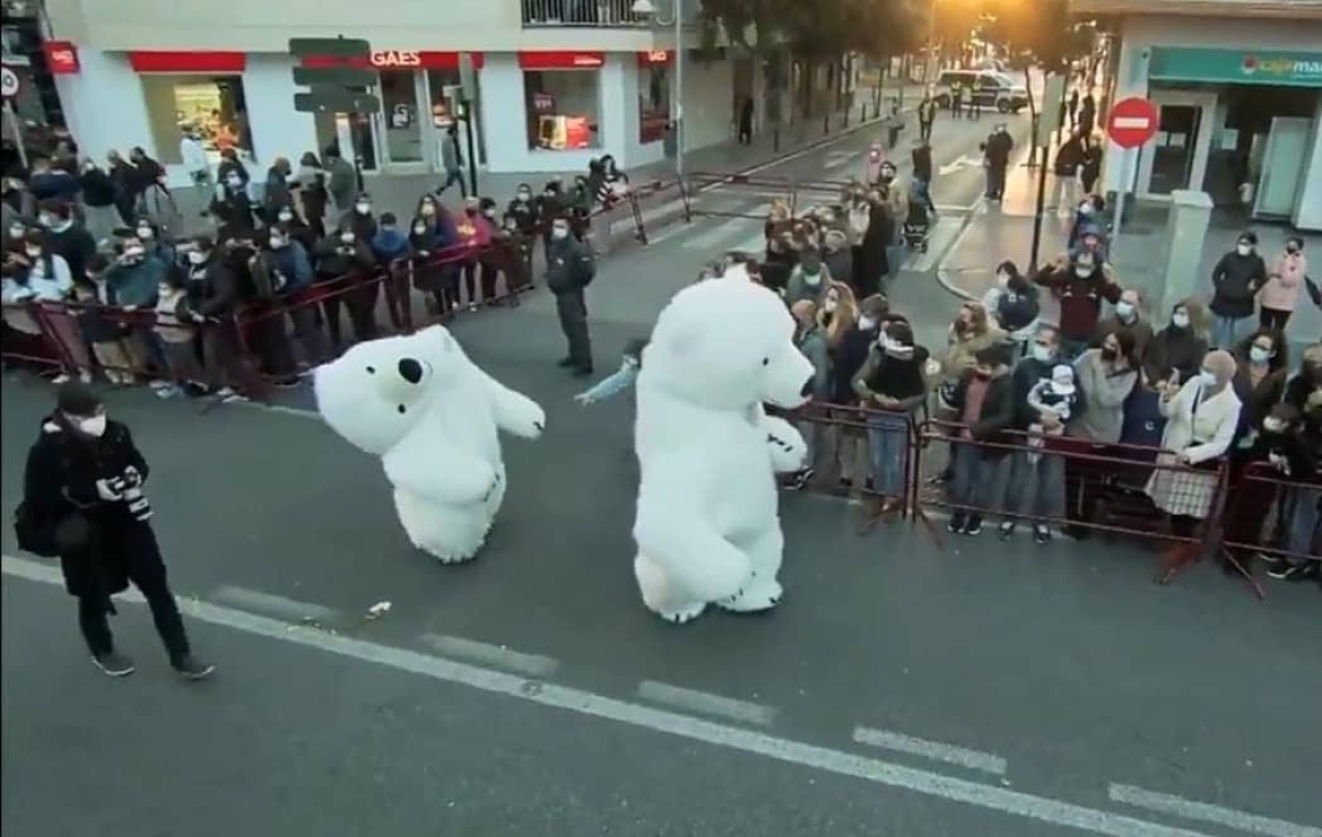 Botarga de oso polar sufre divertido accidente en desfile