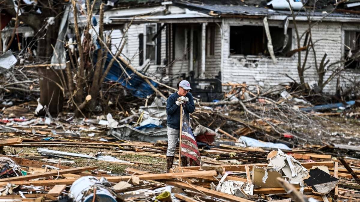 Hombre toca el piano en "su casa" que fue destruida por tornados