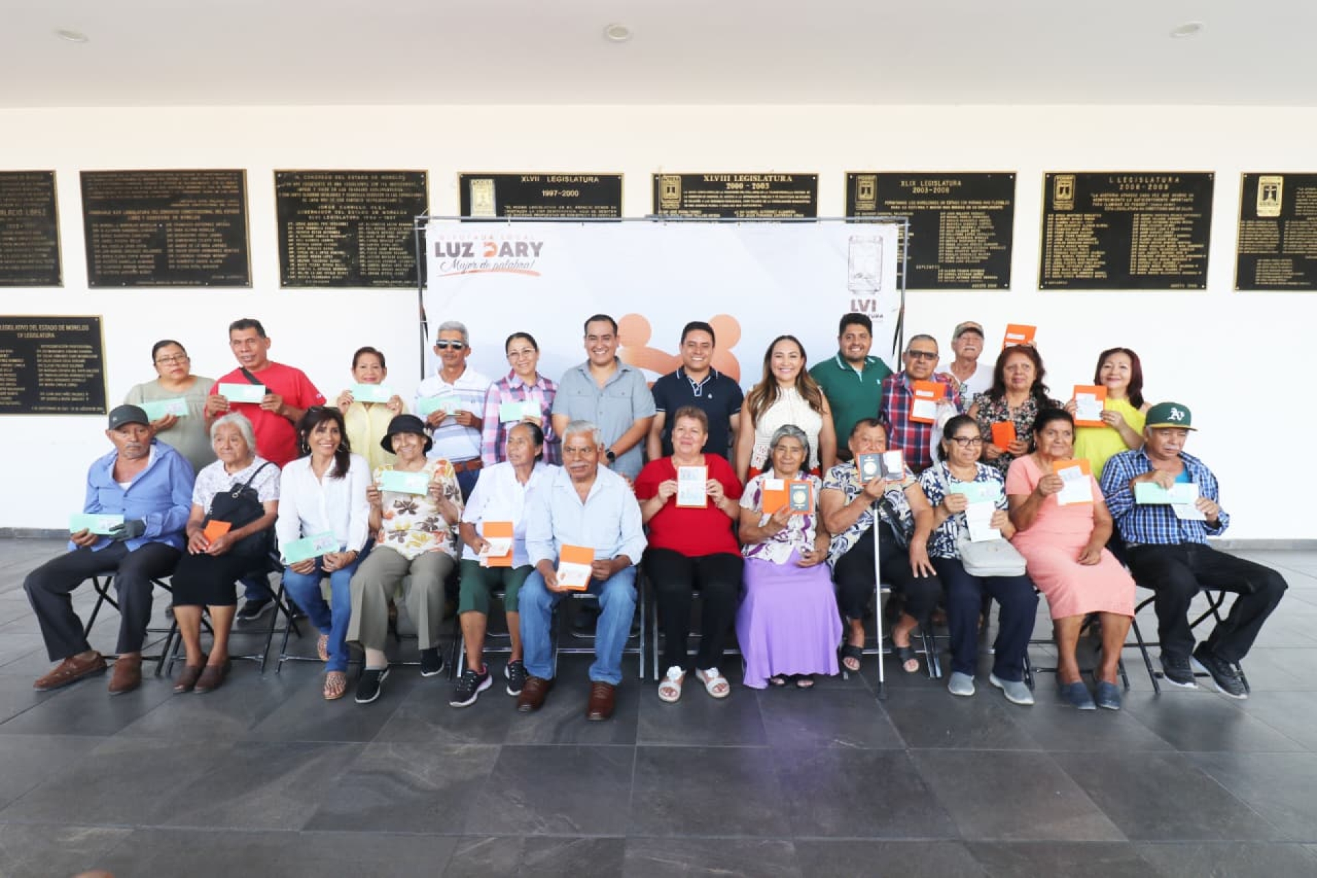 Une familias diputada Luz Dary Quevedo Maldonado con entrega de visas a adultos mayores en Morelos