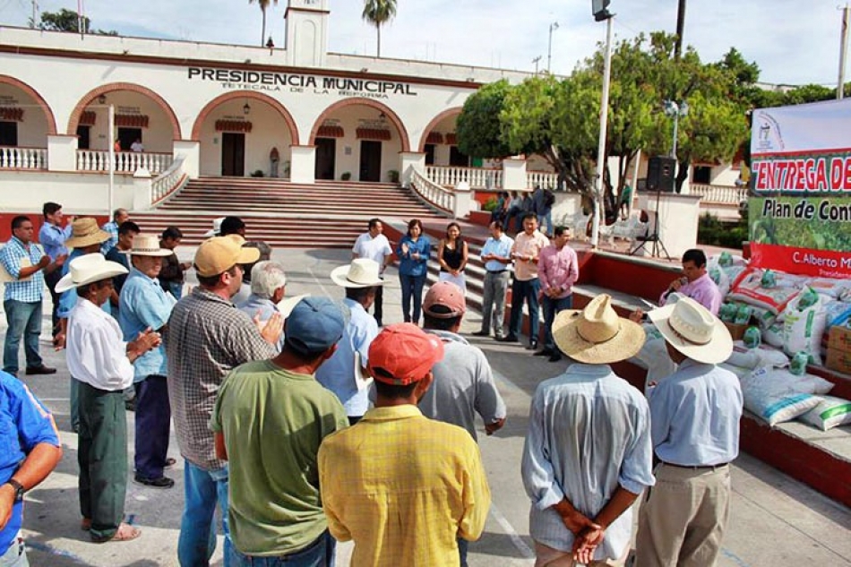 Entregan apoyos a productores afectados por desbordamiento del río Chalma