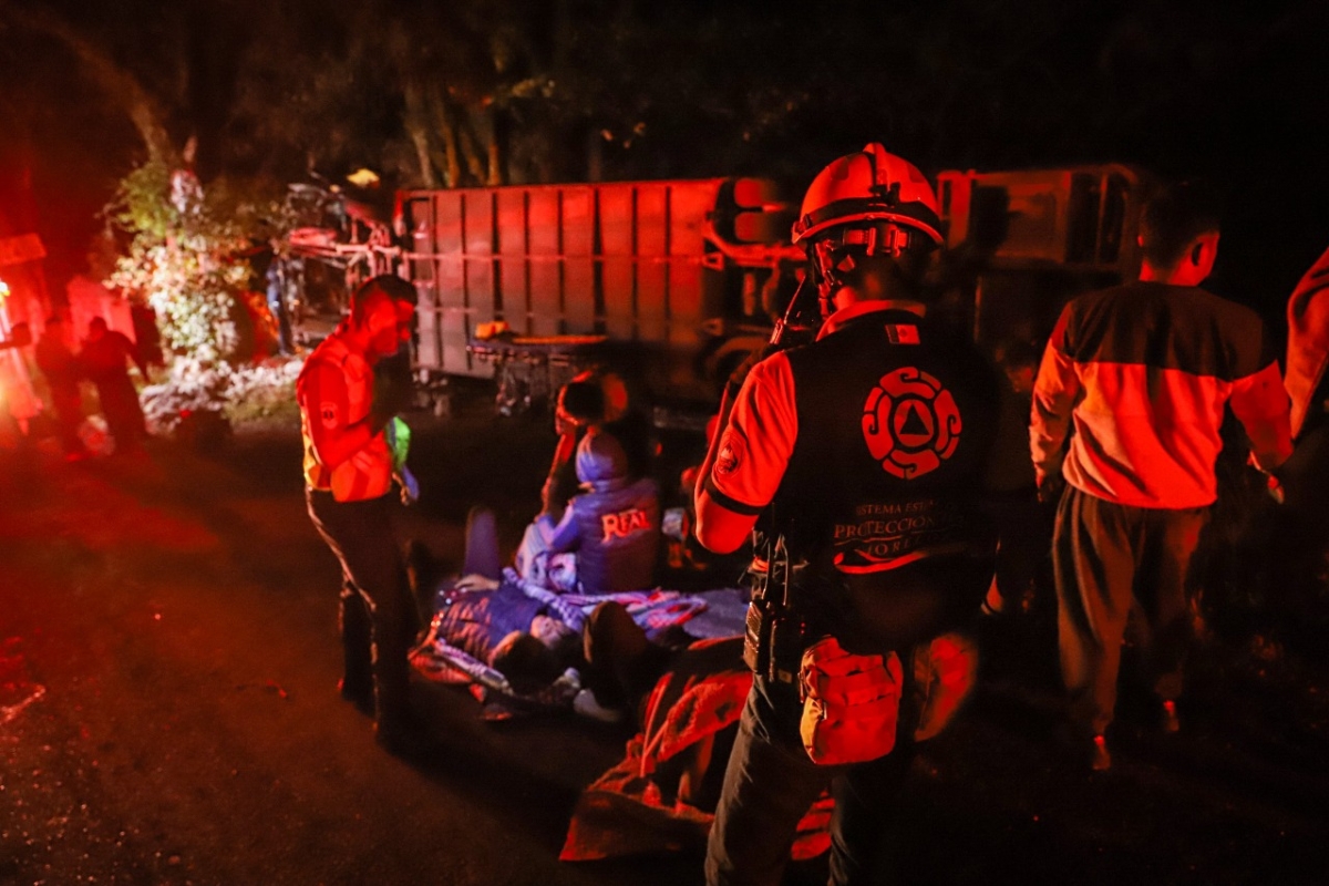 Informa CEPCM sobre accidente de camión de pasajeros en carretera Huitzilac-Cuernavaca