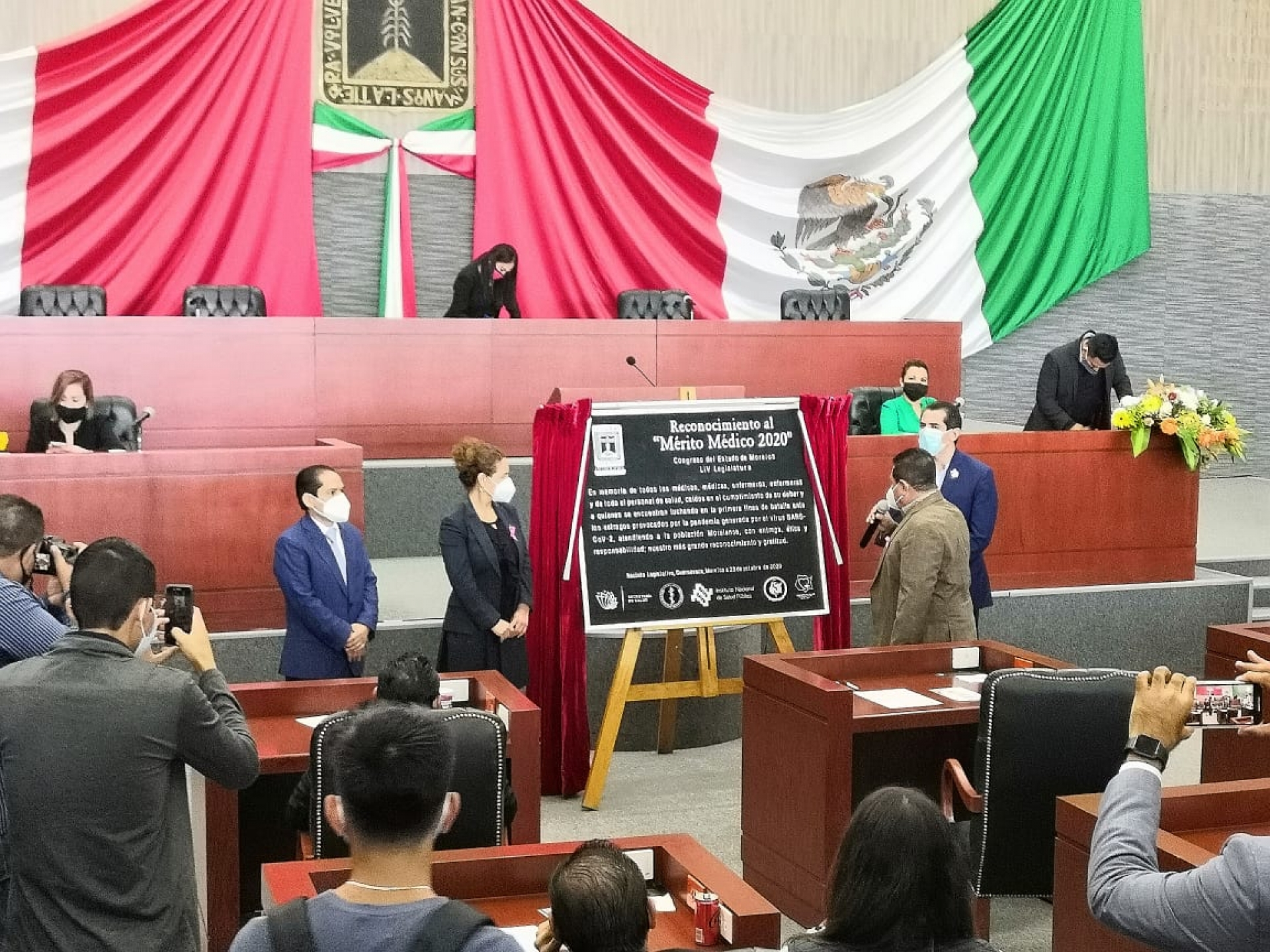 Entregan 'Reconocimiento al Mérito Médico 2020' en el Congreso local