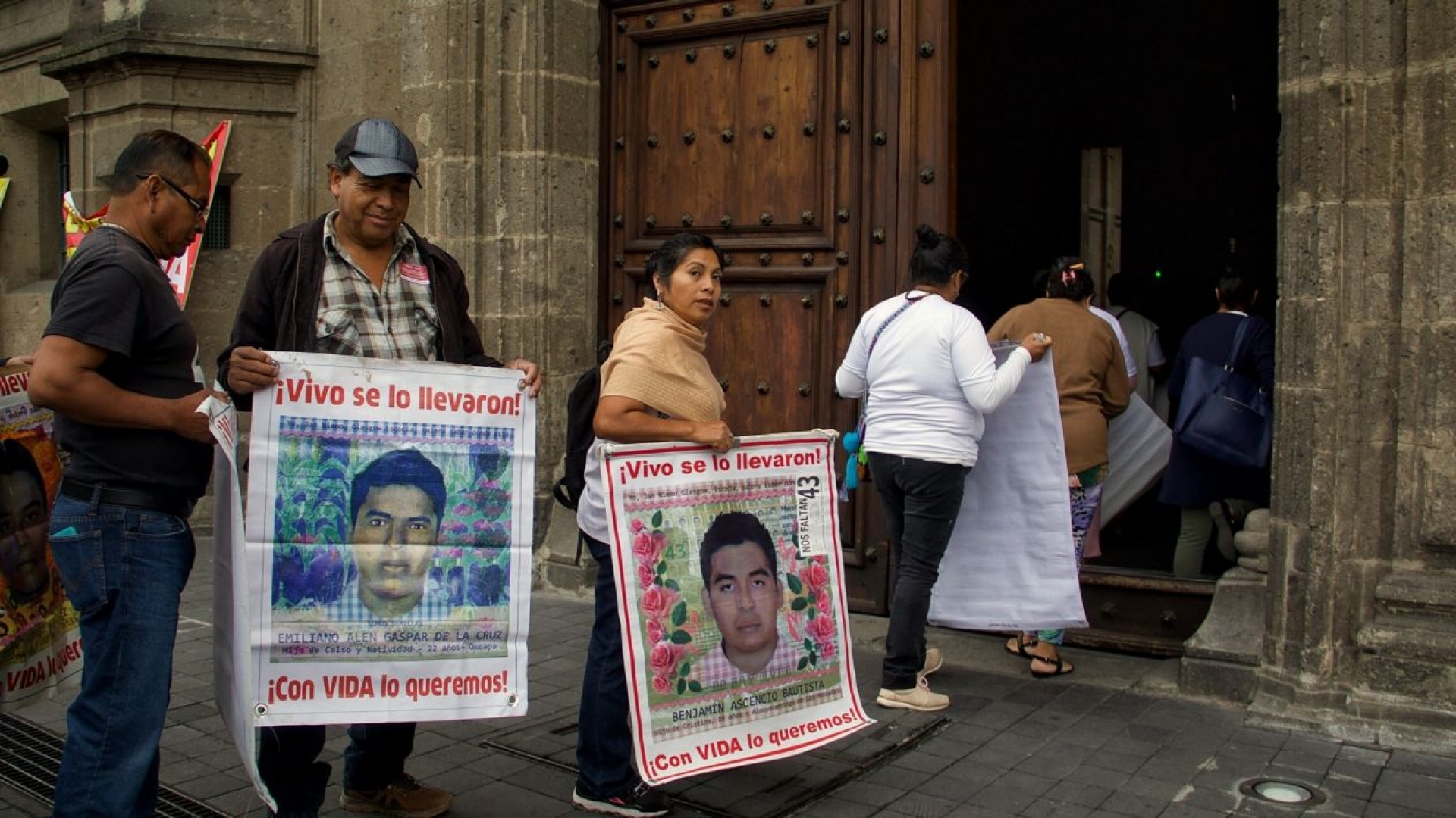 AMLO se reúne con padres de normalistas de Ayotzinapa