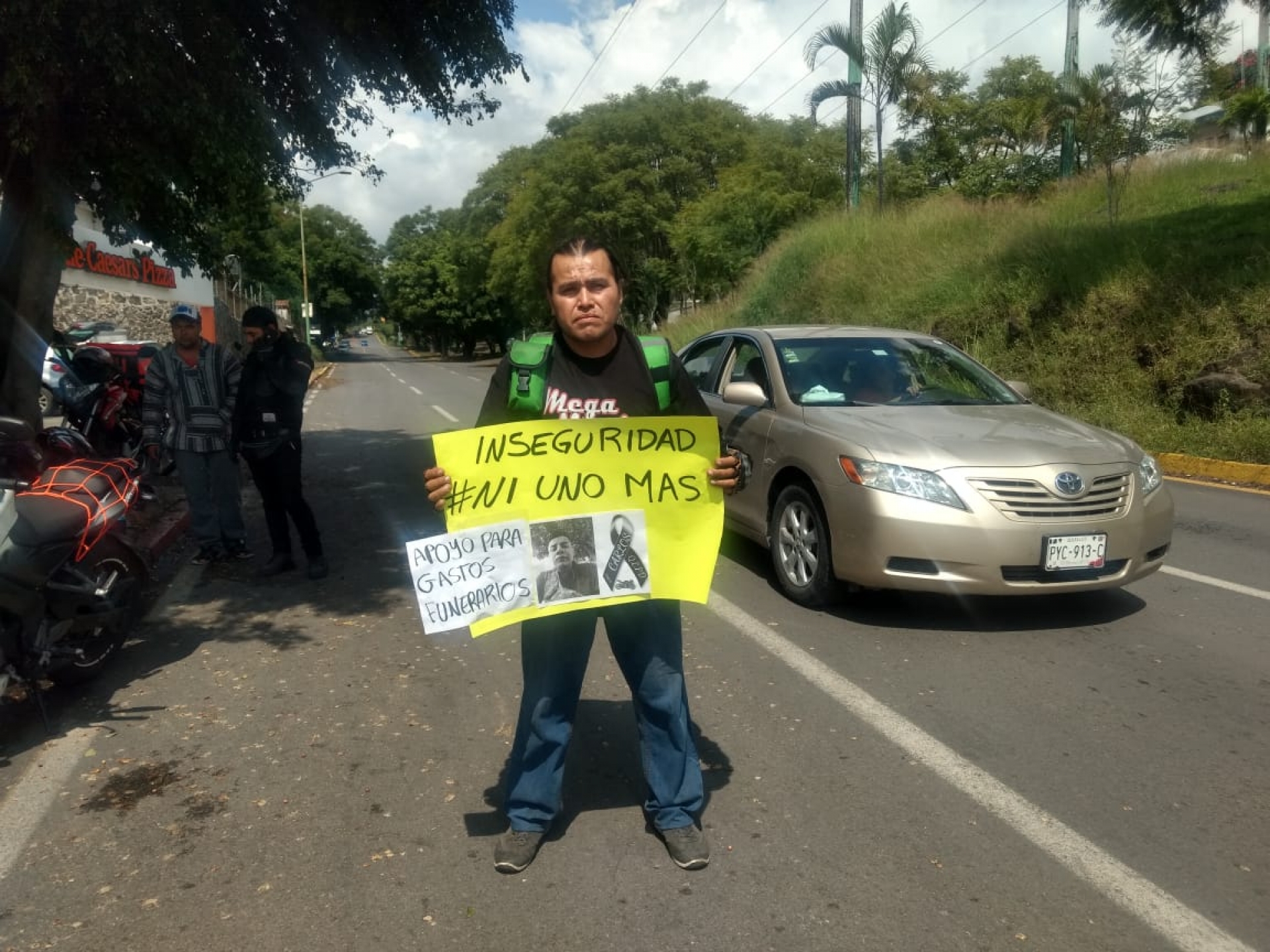 Trabajadores de Uber Eats 'botean' para apoyar a familia de compañero asesinado