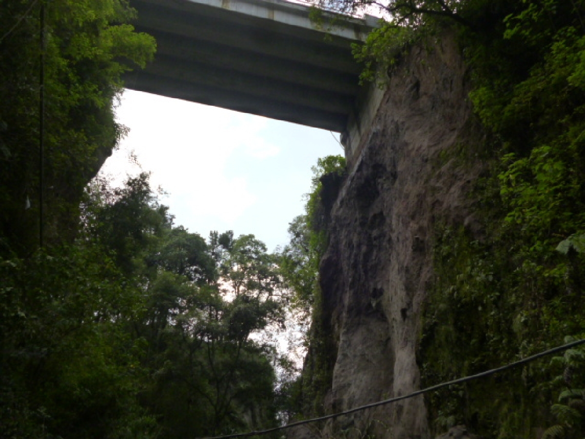 Piden habitantes de Hueyapan reparar puente “El Chilar” cerrado por deslaves