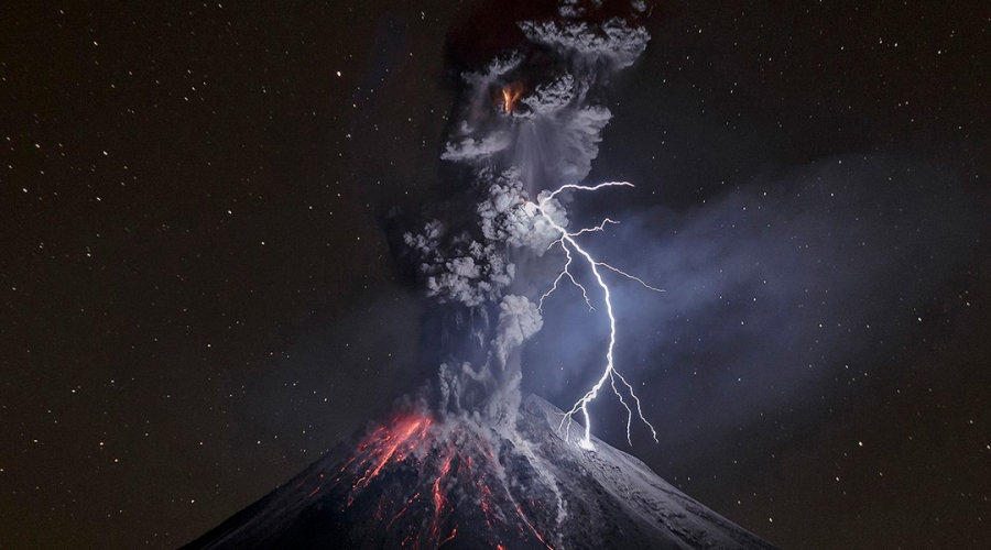 Mexicano gana concurso de National Geographic con una espectacular foto del Volcán de Colima