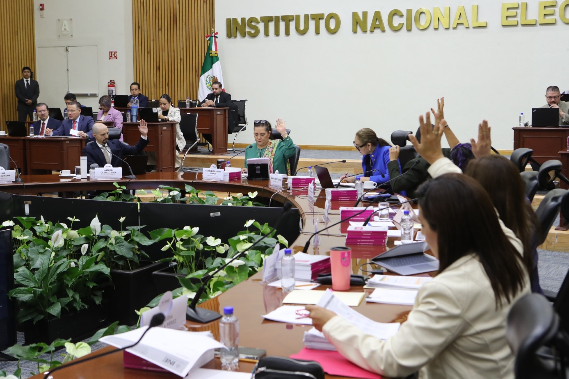 INE perdona multa millonaria a Morena en caso de contratos irregulares