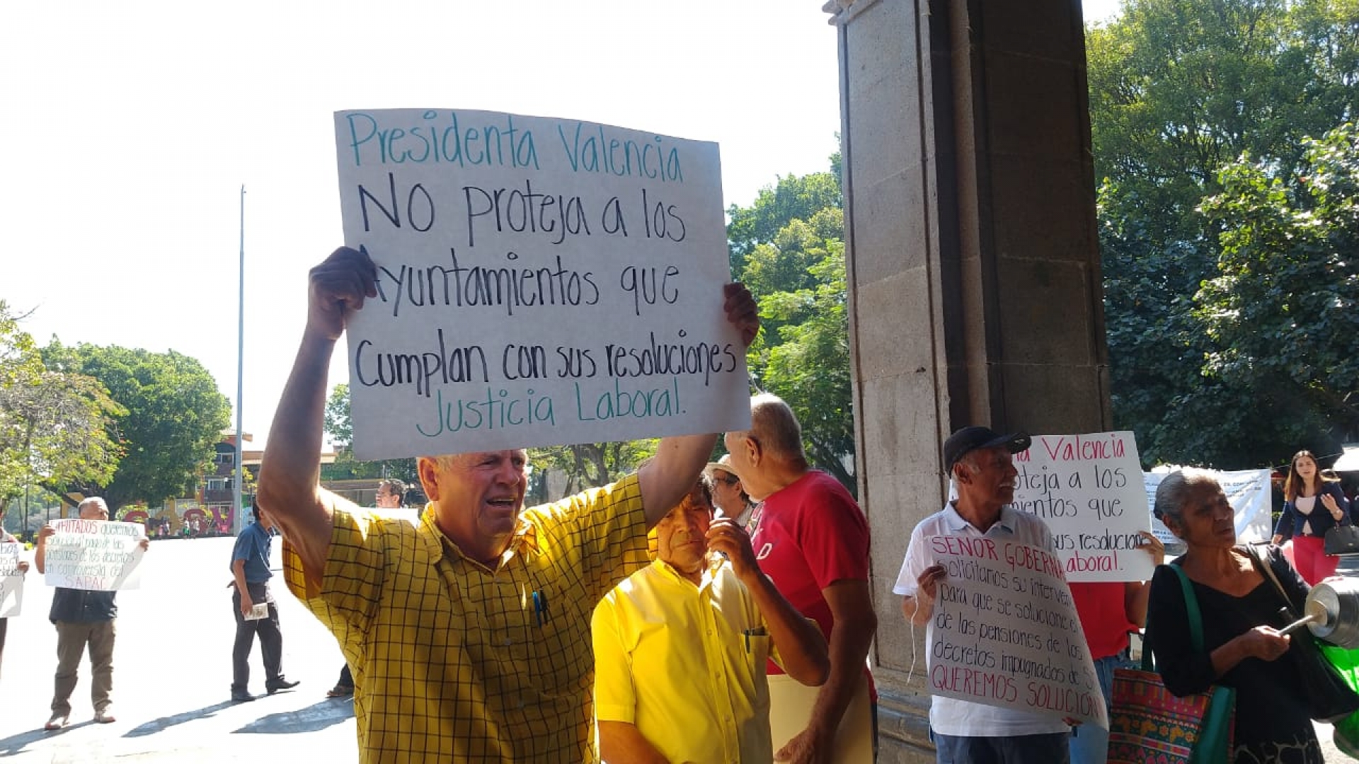 Se manifiestan jubilados del SAPAC en Cuernavaca; exigen pago de pensiones