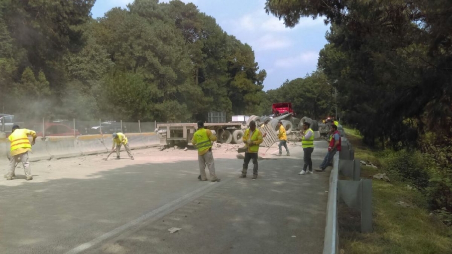 Vuelca tráiler cargado de cemento en la México-Acapulco