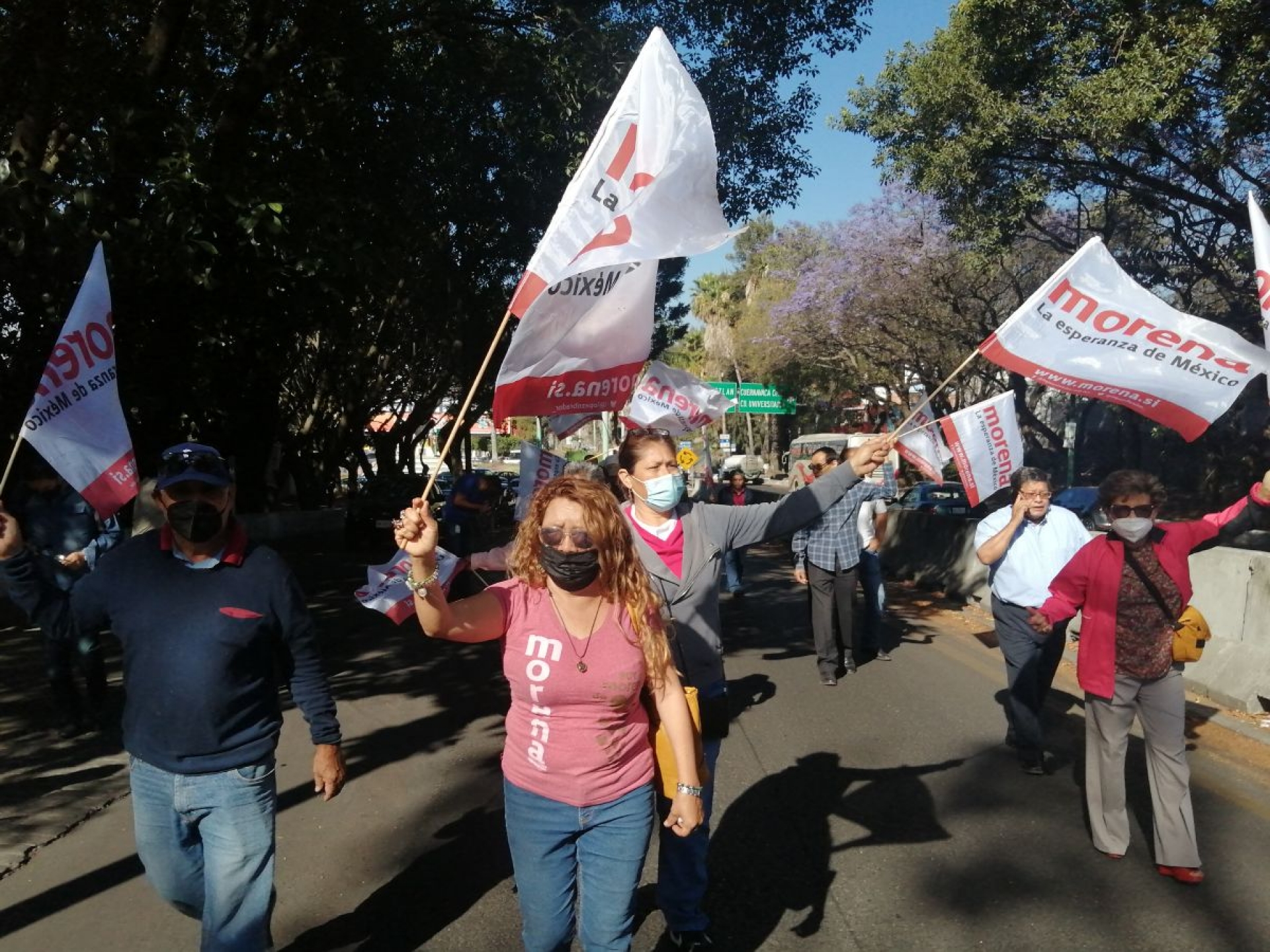 Morenistas inconformes realizan caravana a la Ciudad de México