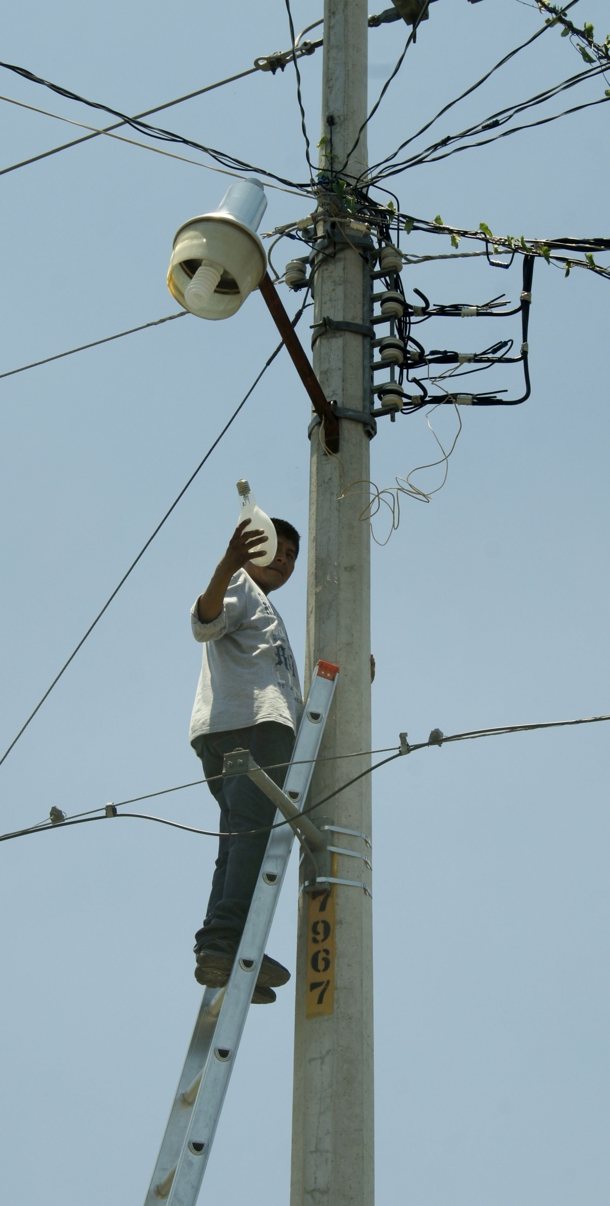Inservible, el 75% del alumbrado público en Coatlán del Río