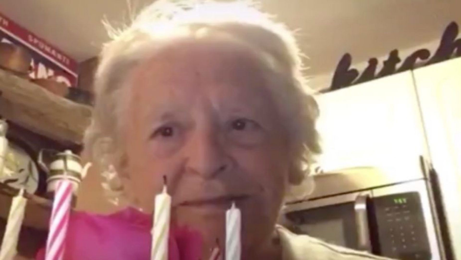 Abuelita en aislamiento se canta y aplaude para celebrar su cumpleaños 88