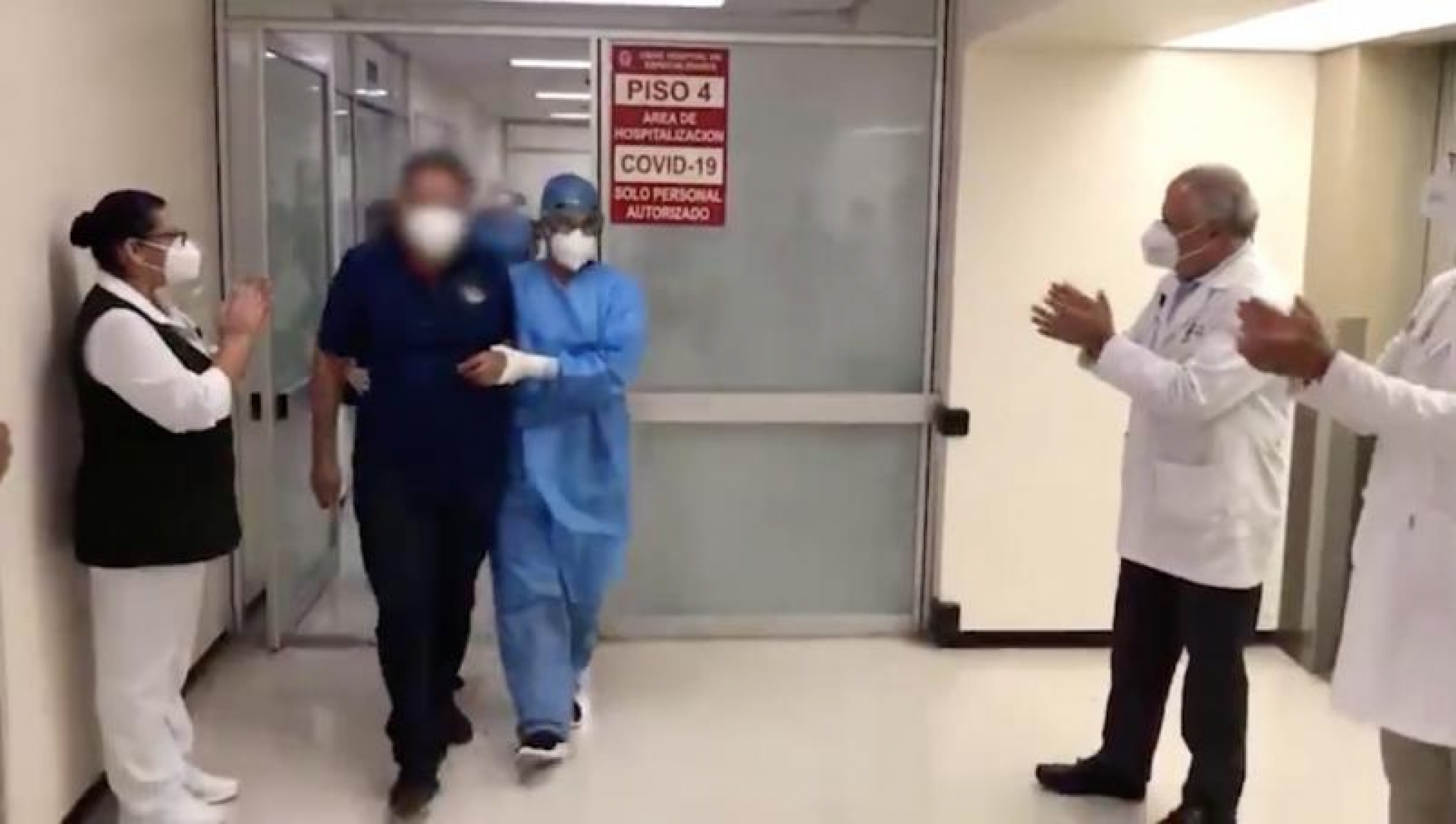 VIDEO: Despiden entre aplausos a doctor del IMSS dado de alta por Covid-19