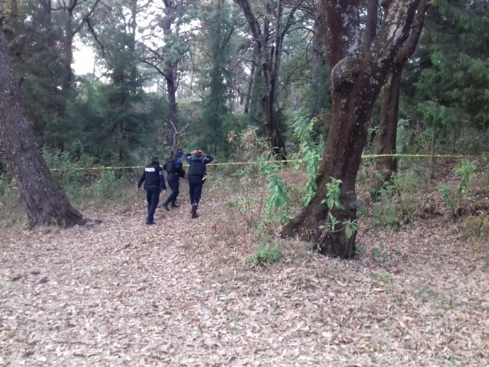 Hallan el cadáver de un hombre en un camino de terracería, en Ahuatepec