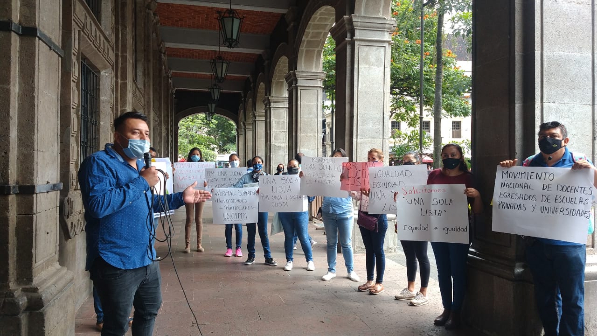 Se manifiestan docentes egresados de escuelas privadas y universidades, en Cuernavaca