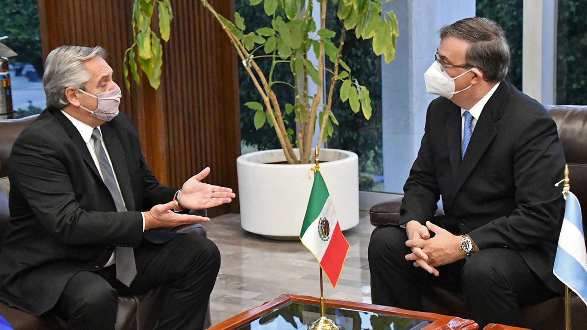 Marcelo Ebrard y Alberto Fernández, visitan laboratorio que envasa vacunas AstraZeneca