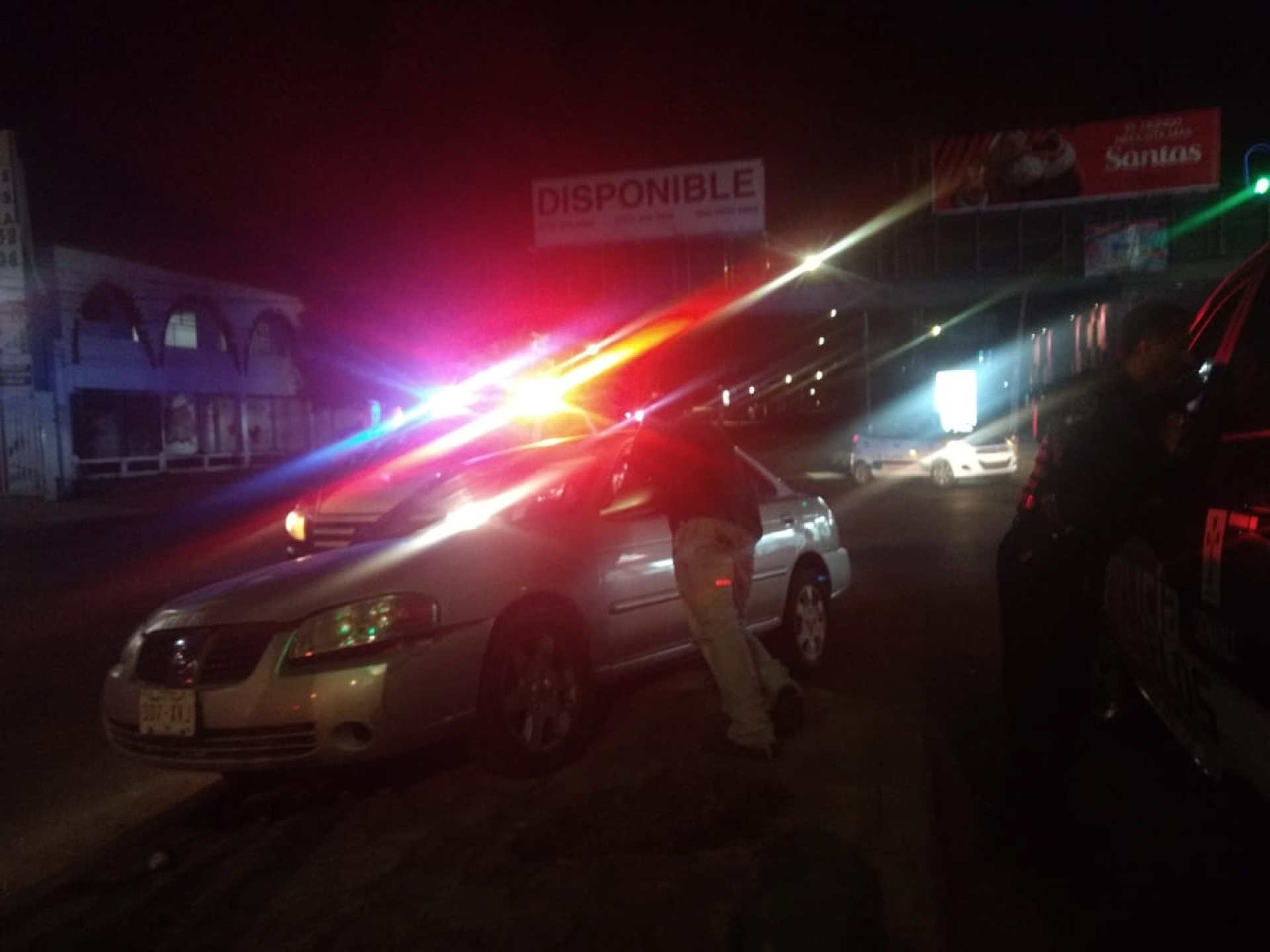 Choca auto contra camellón, en el crucero de Tizoc