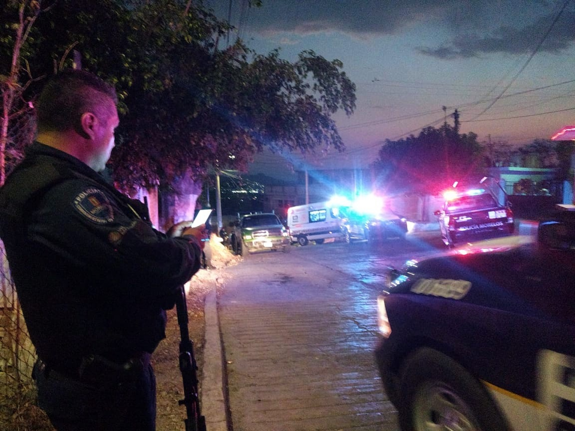 Disparan contra tres hombres y una mujer en Emiliano Zapata; uno de ellos falleció