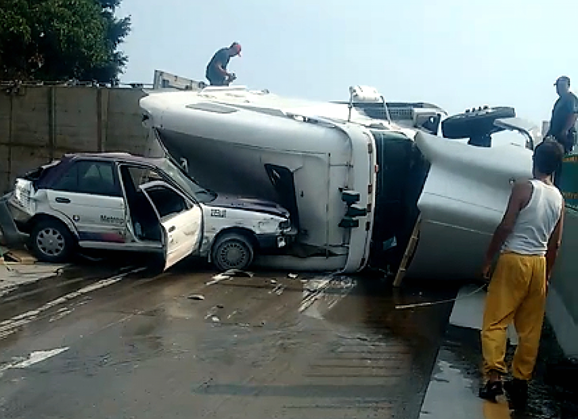 Vuelca tráiler en el paso exprés