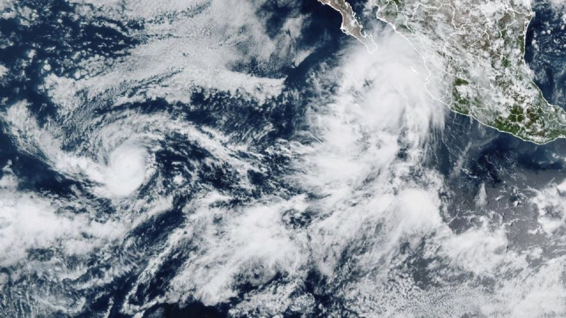 Lorena alcanza categoría 1 y provoca lluvias intensas en Baja California Sur