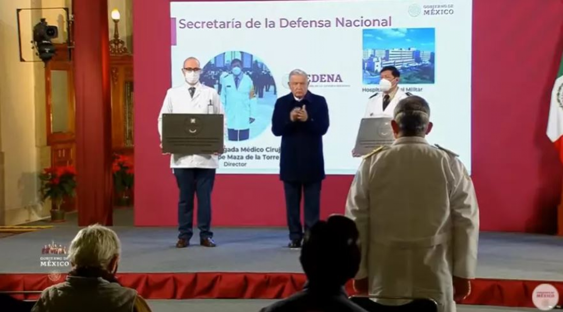AMLO entrega condecoración Miguel Hidalgo grado "Placa" a centros que atienden COVID