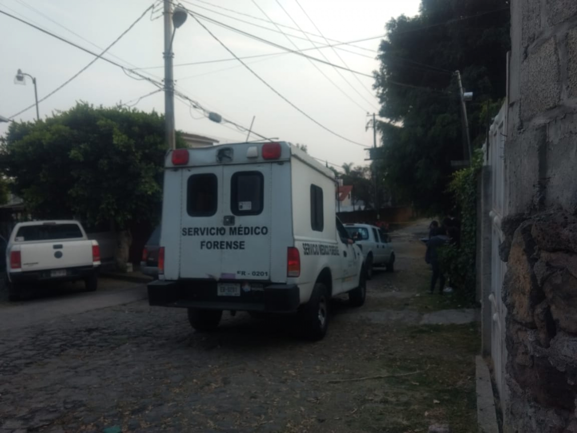 Hallan el cadáver de un hombre en un fraccionamiento, en Santa María