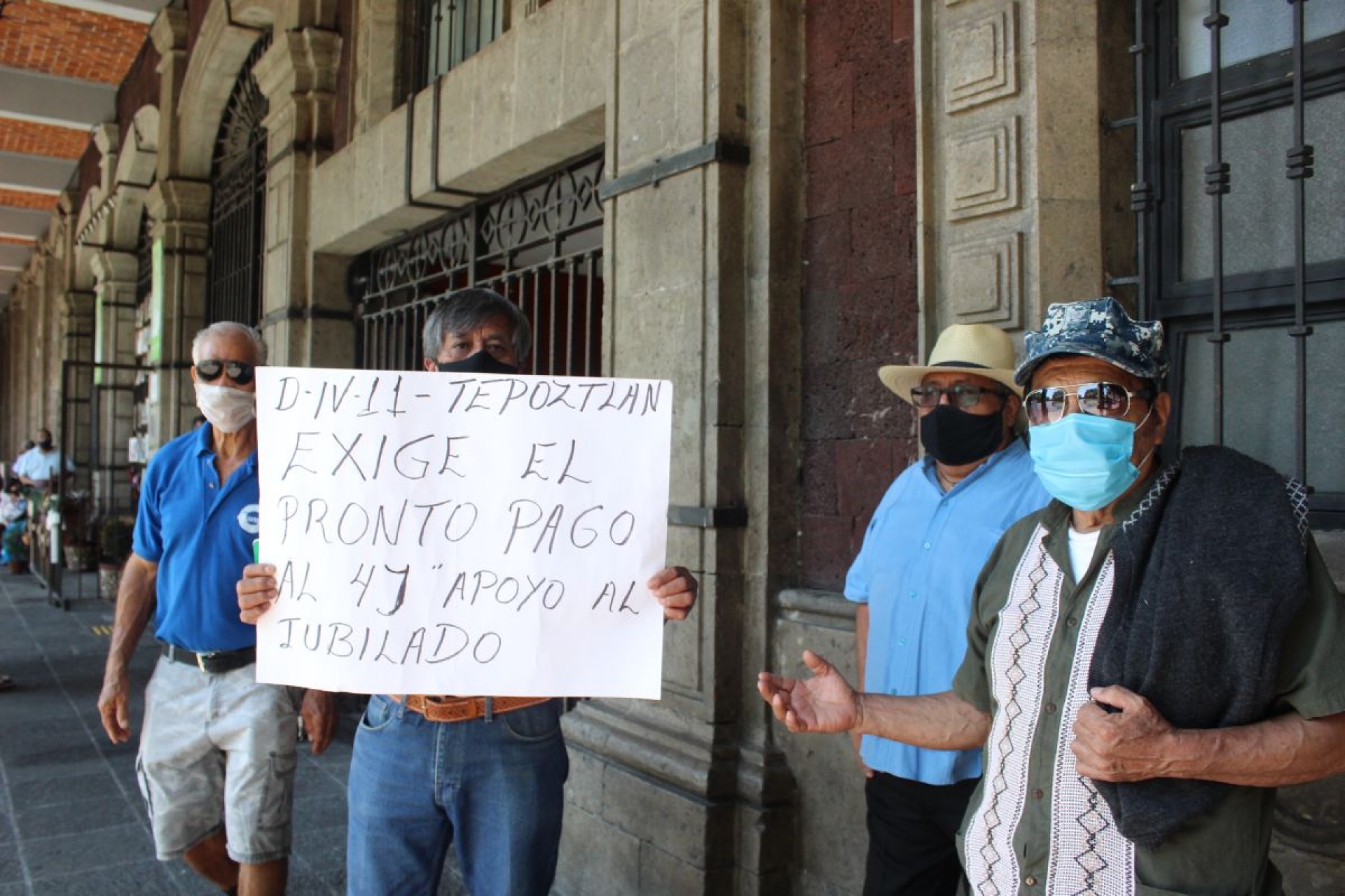 Los docentes jubilados cobrarán con cheque
